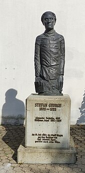 Das George-Denkmal vor dem George-Museum in Bingen ist ein Werk des Bildhauers Alexander Zschokke und wurde der Stadt Bingen 2004 aus dem Nachlass von Karl Schefold gestiftet. (Quelle: Wikimedia)