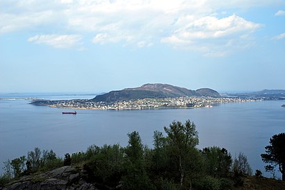 How to get to Valderøya with public transit - About the place