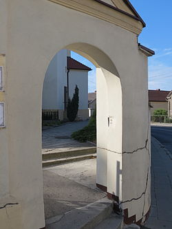 Gliwice, kościół pw. Wniebowzięcia Matki Boskiej, brama (2).JPG