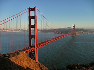 Most sa San Franciscom u pozadini