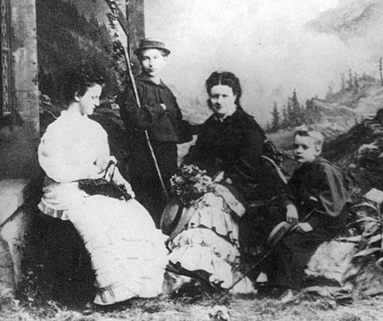 妻と3人の子ども達。左からエレナとゲオルギー、エカチェリーナにミハイル（1870年頃）