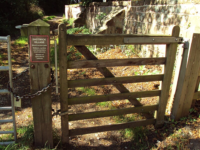 File:Green Lane West gate, Shotwick.JPG