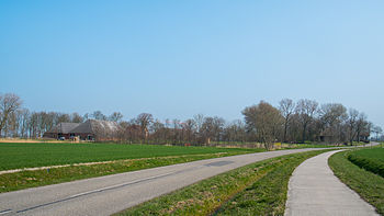 Gezicht op de Grote Houw vanaf de richting Ulrum met linksachter boerderij Leensterweg 53.