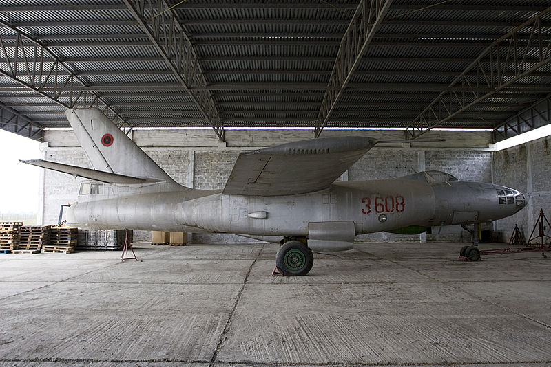 קובץ:H5 bomber (Chinese version of the IL-28 'Beagle') at Tirana Airport. (11278463955).jpg