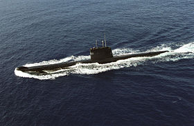 水上航行中の「HMAS オンスロー」