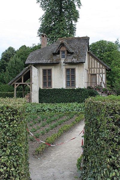 File:Hameau de la Reine, boudoir 02.jpg