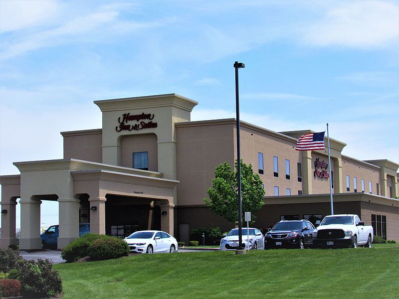 File:Hampton Inn and Suites - Moline, Illinois.jpg