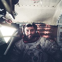 Harrison Schmitt dentro do LM na superfície, Apollo 17.jpg