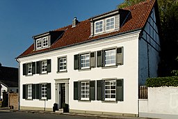 Haus Am Alten Rhein 12 in Duesseldorf-Urdenbach, von Sueden
