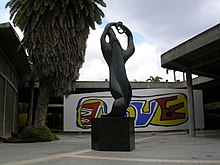 "L'Amphion" de Henri Laurens y mural de Fernand Léger en la Plaza Cubierta.