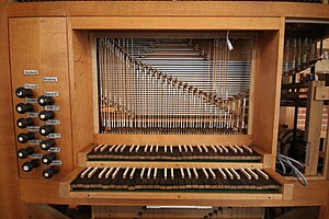 Heuchelheim - Maria Frieden - Orgel - Aufbau 04 - Klavituren mit BW-Wellenbrett.jpg