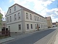 Gemeindeamt (vermutlich ehemaliges Gasthaus) sowie Nebengebäude und Scheune im Hof