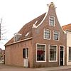 Huis met gezwenkte halsgevel met gevelsteentje