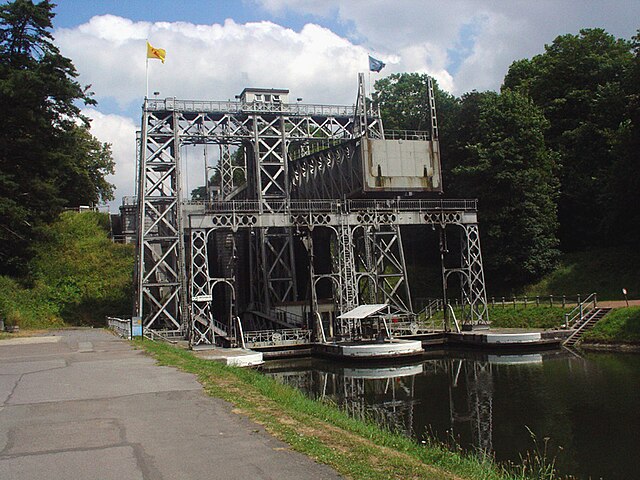 Boat lift on the old Canal du Centre