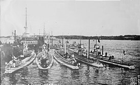 U-13 в Кильской гавани (слева)