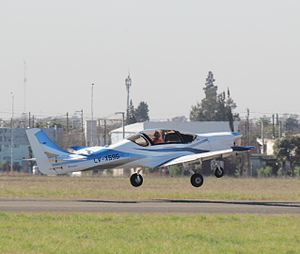 IA-100 despegando (cropped).jpg