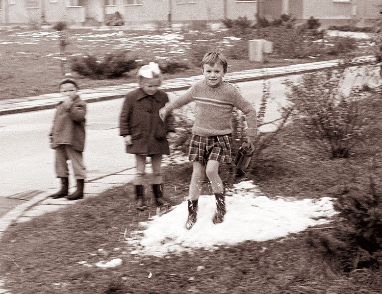 File:Igra otrok v Celju 1961.jpg