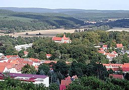 Kranichfeld, Blick ins Ilmtal
(Original text: Tal der Ilm im Hügelland der Ilm-Saale-Platte, vorn links: Schule Kranichfeld, Mitte: Niederburg)