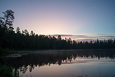 Gryning vid Inner-Abborrtjärnen i Vändåtbergets naturreservat.