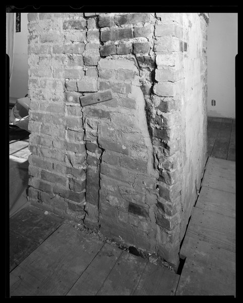 File:Interior view, Slave Quarter-Service Wing, second floor, west end, detail of west chimney to show scars in brickwork from the partition wall, view looking southeast at north HABS DC,WASH,28-77.tif