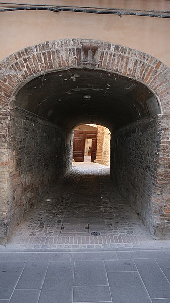 File:Italien-Spello-Durchgang-01-0.jpg