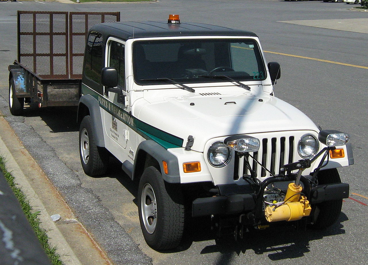 File:Jeep TJ Wrangler City of Frederick MD P&R with plow and  -  Wikimedia Commons