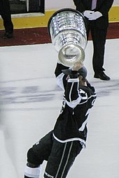 Carter hoists the Stanley Cup after the Kings won the 2012 Stanley Cup Finals Jeff Carter (7476668856).jpg