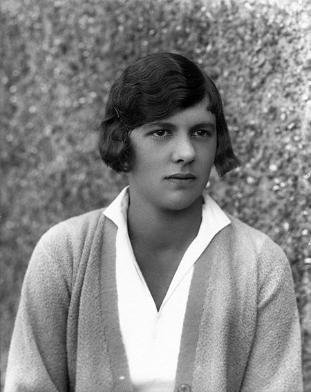 Joan Fry 1929.jpg