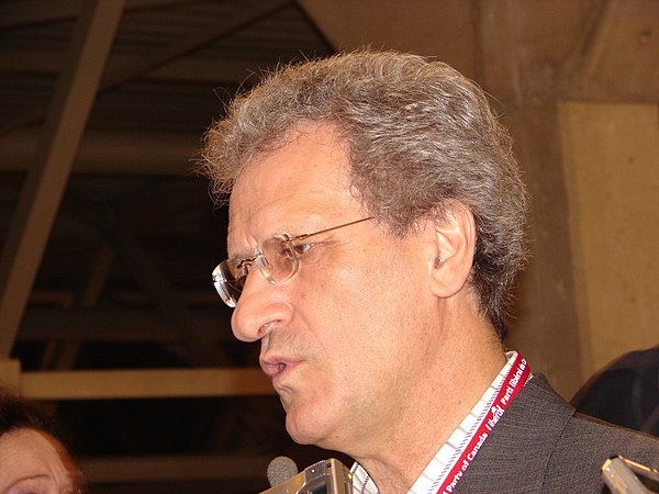 Joe Volpe speaking to the press at the 2006 Liberal leadership convention.