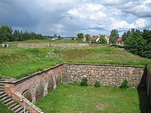 Caponier "Crescent 1" of the Hamina Fortress with the "Arrow fortress" on the background Kaponieeri ja nuolilinnake.JPG
