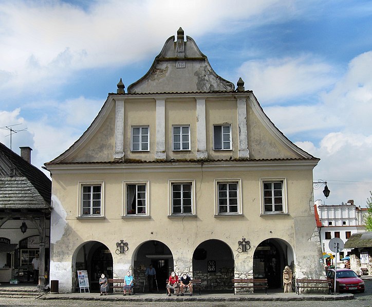 File:Kazimierz Dolny, Rynek 18.JPG