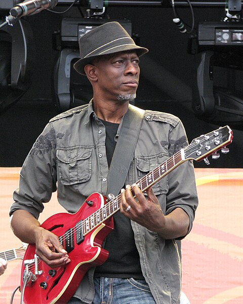 File:Keb Mo with Hamer guitar 26Jun2010.jpg