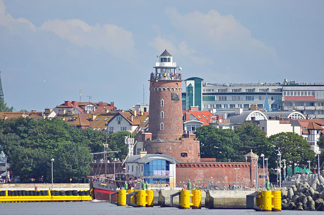 Image: Kołobrzeg, Hafen, Leuchtturm, f (2011 07 26) by Klugschnacker in Wikipedia