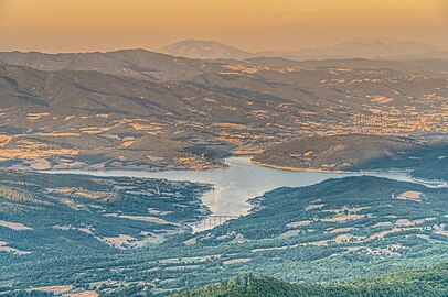 Lago di Montedoglio, Madonnuccia (frazione di Pieve Santo Stefano) on promontory, hills above of the Tiber valley