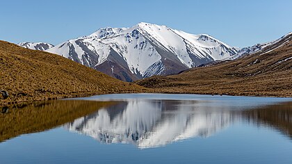 Reflexo do monte Potts no lago Mystery, região de Canterbury, Nova Zelândia. O lago Mystery é um lago subalpino na Área de Conservação de Hakatere, uma área protegida entre o rio Rakaia e o rio Rangitata. O parque foi criado em 2007. Abrange 60 mil hectares de montanhas escarpadas e bacias montanhosas, onde predominam o capim tussok e florestas de faias. (definição 5 472 × 3 078)