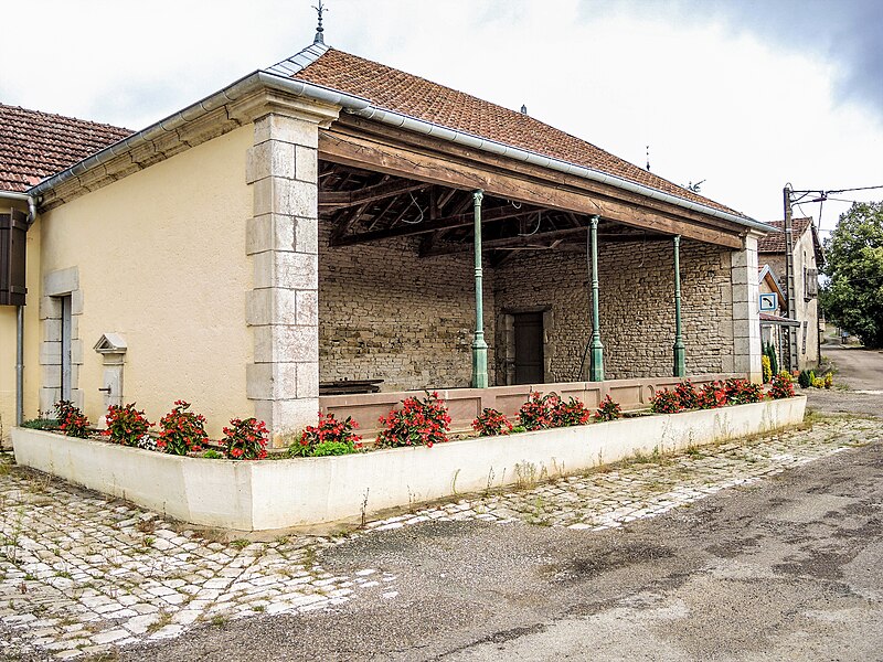 File:Lavoir au centre du village d'Oigney.jpg