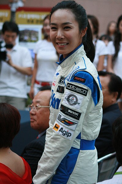 File:Lee Hwa-Sun in 2011.jpg