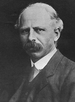 Leonard Trelawny Hobhouse, un des concepteurs du social-libéralisme à travers notamment de son livre Liberalism paru en 1911.