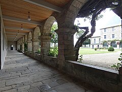 Vue d'une allée du cloître et du jardin intérieur