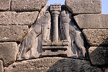 Détail du relief de la porte des Lionnes : Deux lions rampants se faisant face de part et d'autre d'une colonne, les pattes avant posées sur deux autels biconcaves.