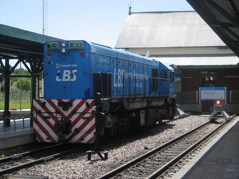 File:Locomotora diesel en Estacion Buenos Aires (LBS).JPG