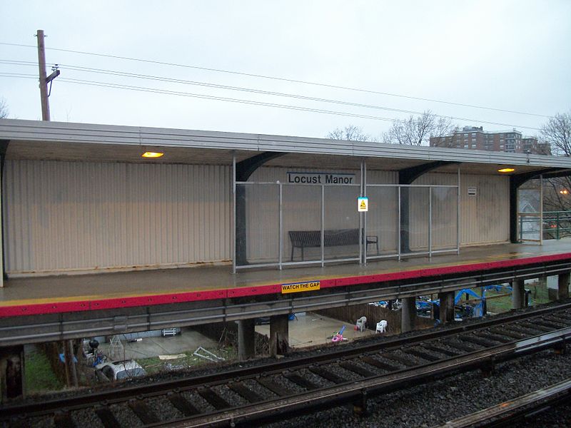 File:Locust Manor LIRR Station-4.jpg