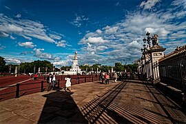 London - Spur Road - Constitution Hill - Panorama view on Canada Gate 1911 by the Bromsgrove Guild (Arts & Crafts), Victoria Memorial 1911 by Sir Thomas Brock & Buckingham Palace Fence & Gate 1911 Sir Aston Webb 06.jpg