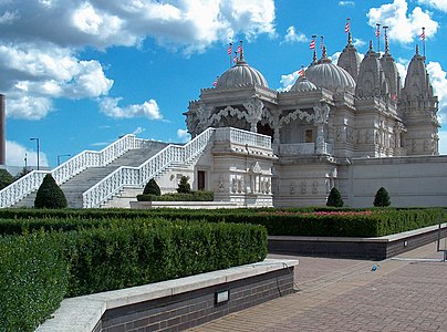 Kuil Hindu Shri Swaminarayan di London, Inggris. Kuil ini merupakan kuil Hindu terbesar di Eropa.