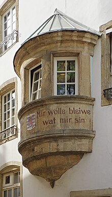 Façade du Monkey's Bar, 4, rue de la Loge, Luxembourg :  Mir wölle bleiwe wat mir sinn (« Nous voulons rester ce que nous sommes »).