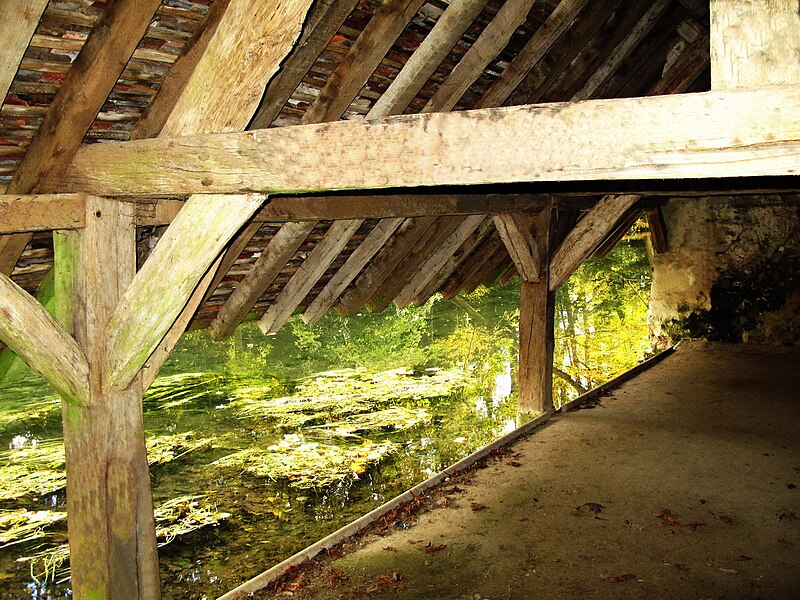 File:Méréville Lavoir-2.jpg