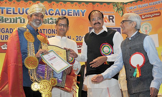 Babu receiving Lifetime Achievement Award from Venkaiah Naidu in 2018