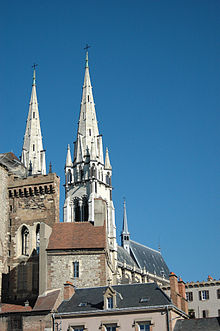 La Malcoifée et la cathédrale en arrière-plan