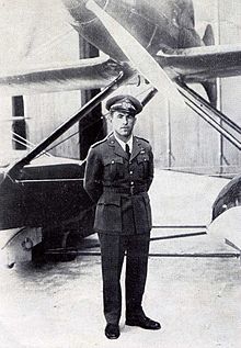 L'adjudant Francesco Agello (en), pilote d'essai, devant le Macchi MC.72.