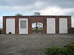 Το μνημείο στο Γκαρντελέγκεν -ο τοίχος είναι ότι απέμενινε από τον αχυρώνα στον οποίο διαπράχθηκε η σφαγή